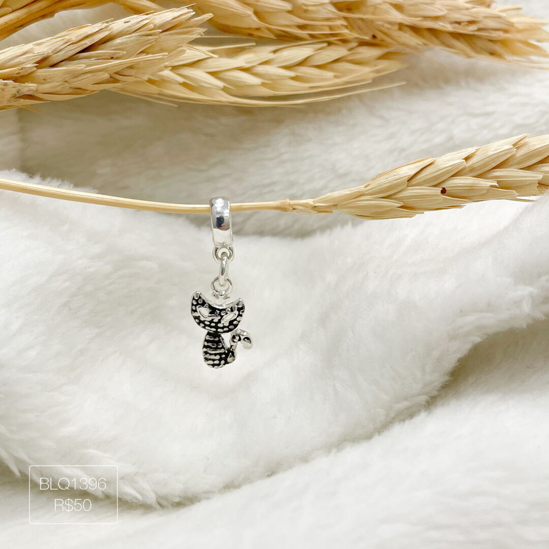 Berloque Gato Persa Pendurado Esmaltado Prateado